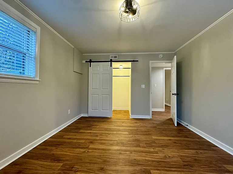 1003 Giles Unit D - By the bed — Photo 10