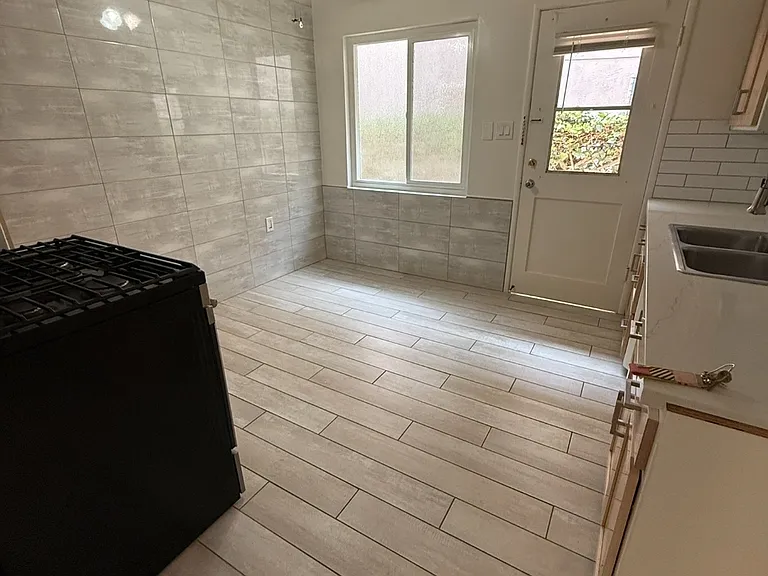 428 W Stocker St #3 — Photo 8