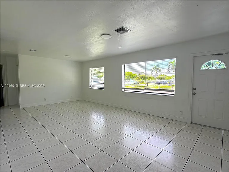 1740 SW 47th Ave — Photo 4
