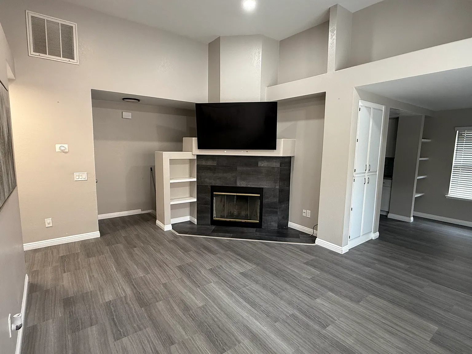 2 bed, 913 sqft, $2,850 — Photo 2
