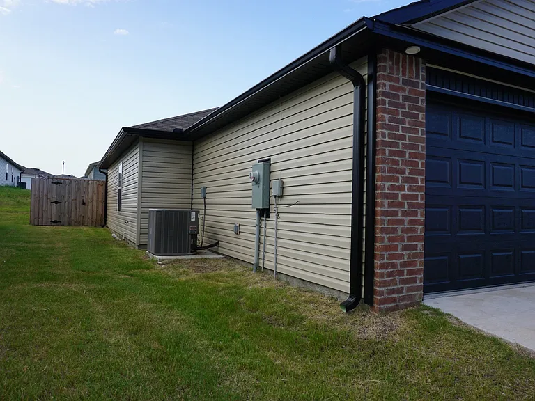 1487 Meadows Dr — Photo 5