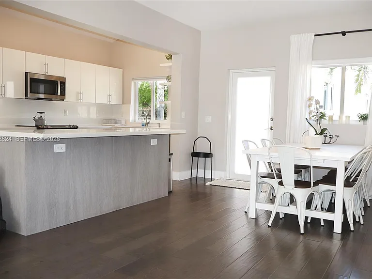 513 SW 18th Ct — Photo 10