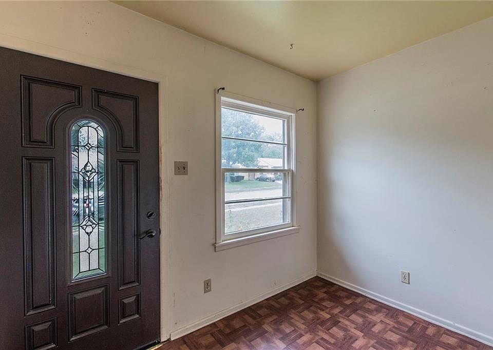1st image of 2404 Glengariff Dr