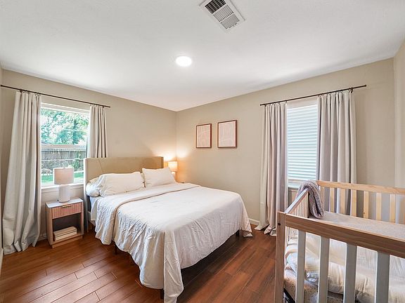5th image of 10526 Hollyglen Dr