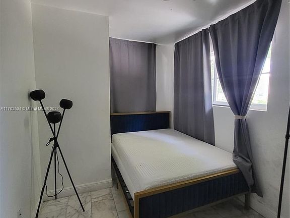 3rd image of 918 Jefferson Ave APT 1