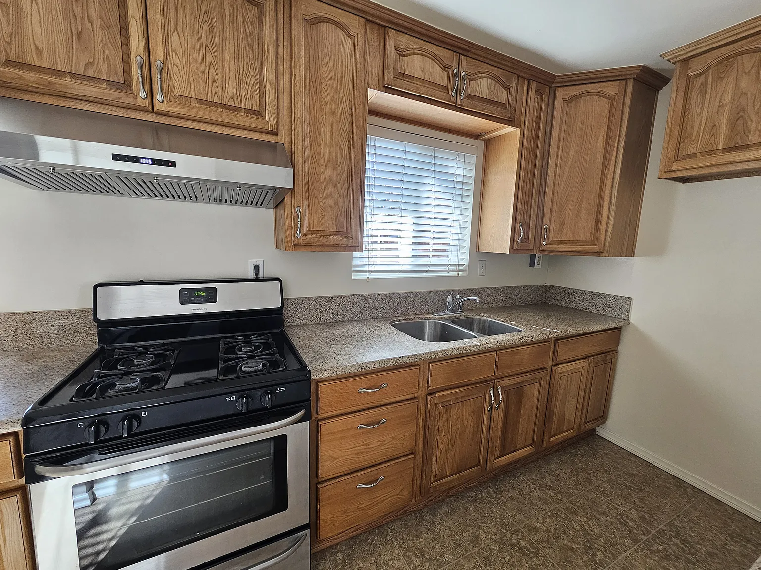 3 bed, 950 sqft, $2,600 — Photo 4