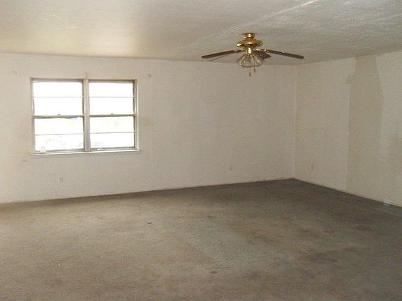 4th image of 2887 Mark Twain Dr