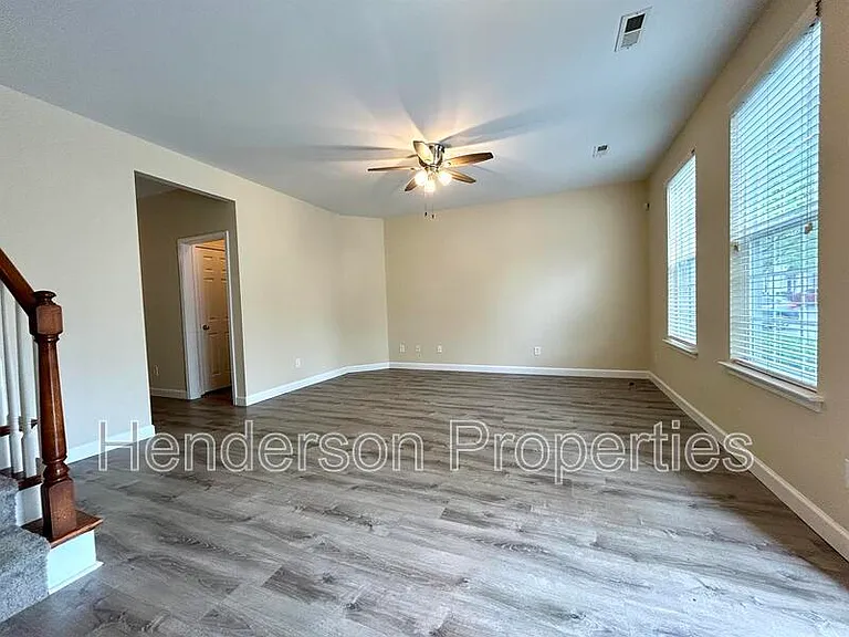 125 Charterhouse Ln — Photo 4