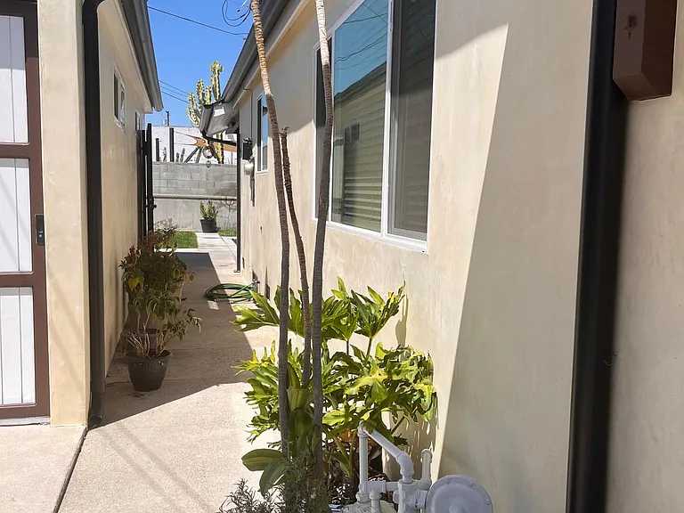 1241 E Michelson St — Photo 3