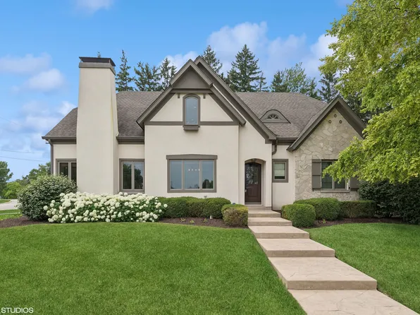650 W End Rd, Roselle, IL 60172