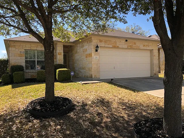 Move in ready 3 bedroom 2 bath home in quiet neighborhood! — Photo 2