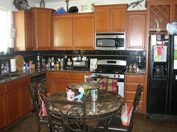 3rd image of 10206 Victory Ave