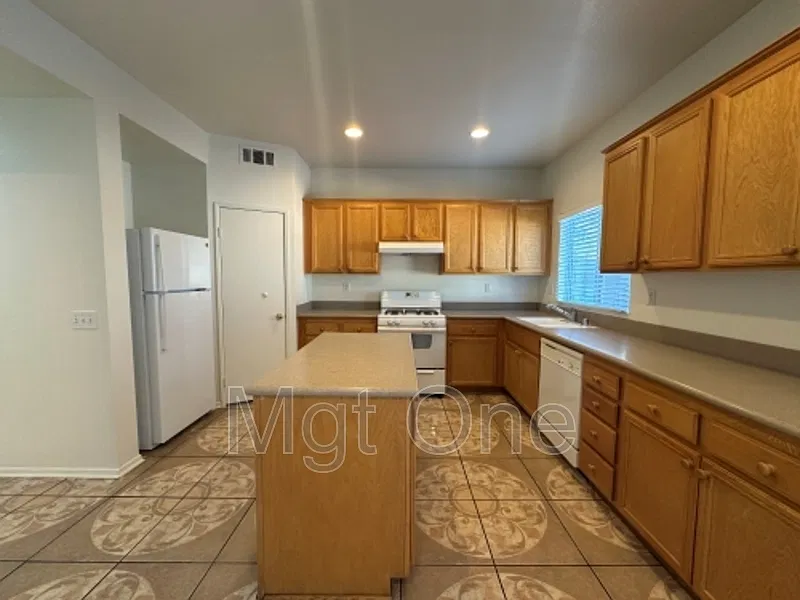 3 bed, 2.5 bath, 2007 sqft, $2,800 — Photo 2