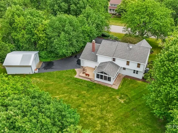 9901 Fox Bluff Ln, Spring Grove, IL 60081