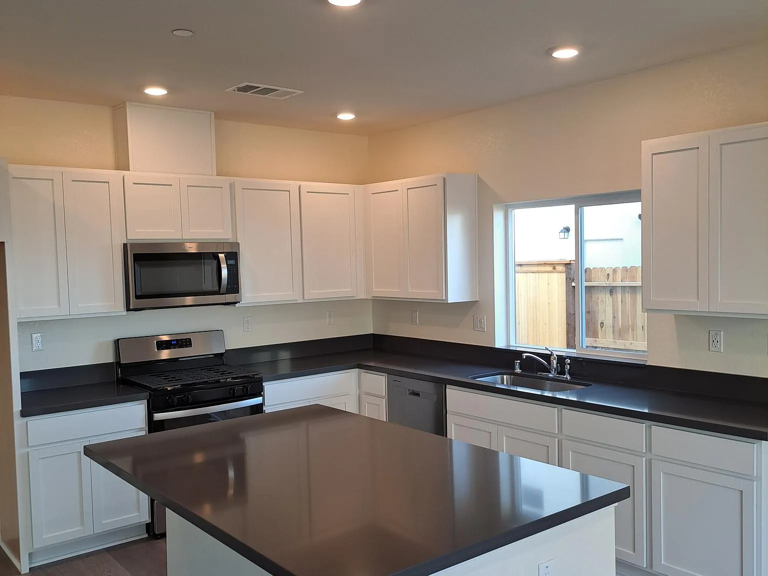 4 bed, 2.5 bath, 1910 sqft, $3,250 — Photo 4