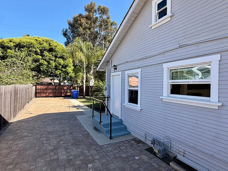 1190 Pine Ave — Photo 3