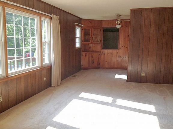 Sunlit LR opens to dining 