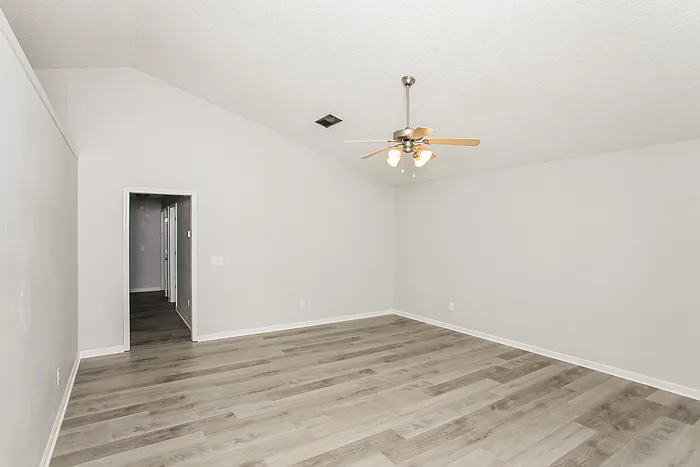 3 bed, 2.0 bath, 1281 sqft, $1,825 — Photo 4