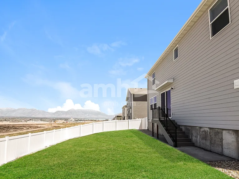 1332 W Mahogany St — Photo 16