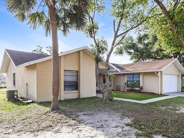 1722 Lake Crest Ave — Photo 1
