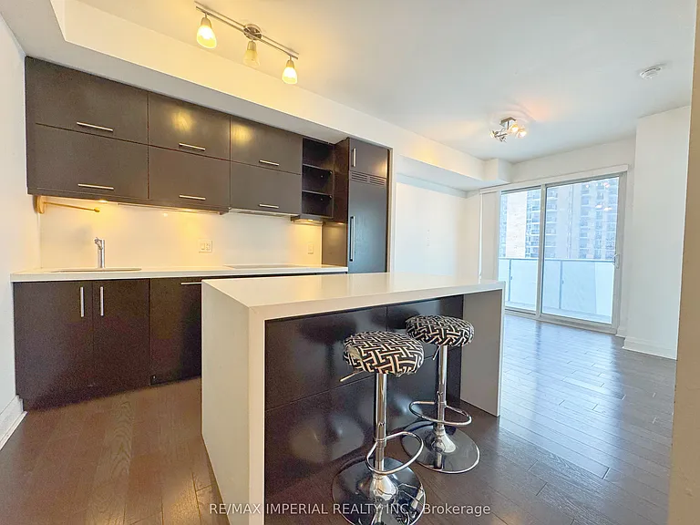 1080 Bay St #909 — Photo 4