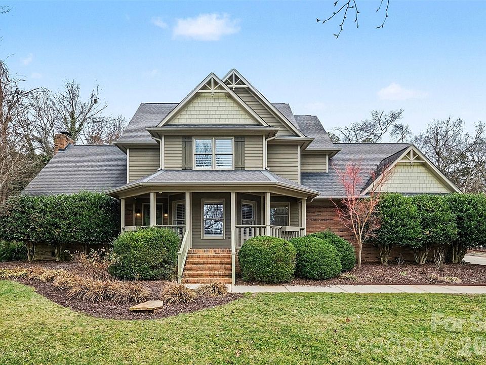 1st image of 818 McGregor Dr NE