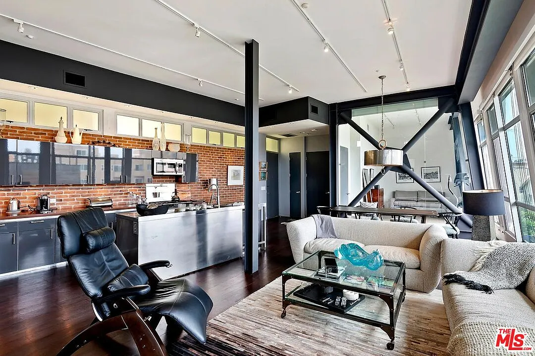 2 bed, 2.0 bath, 1900 sqft, $8,000 — Photo 4