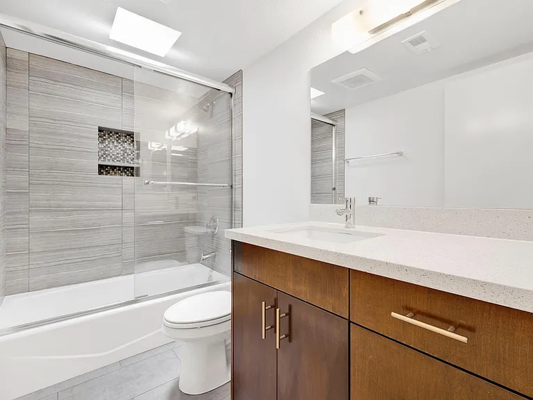 212 W Grand Ave #B — Photo 8