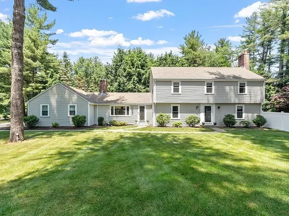 2 Smith Farm Trl, Lynnfield, MA 01940