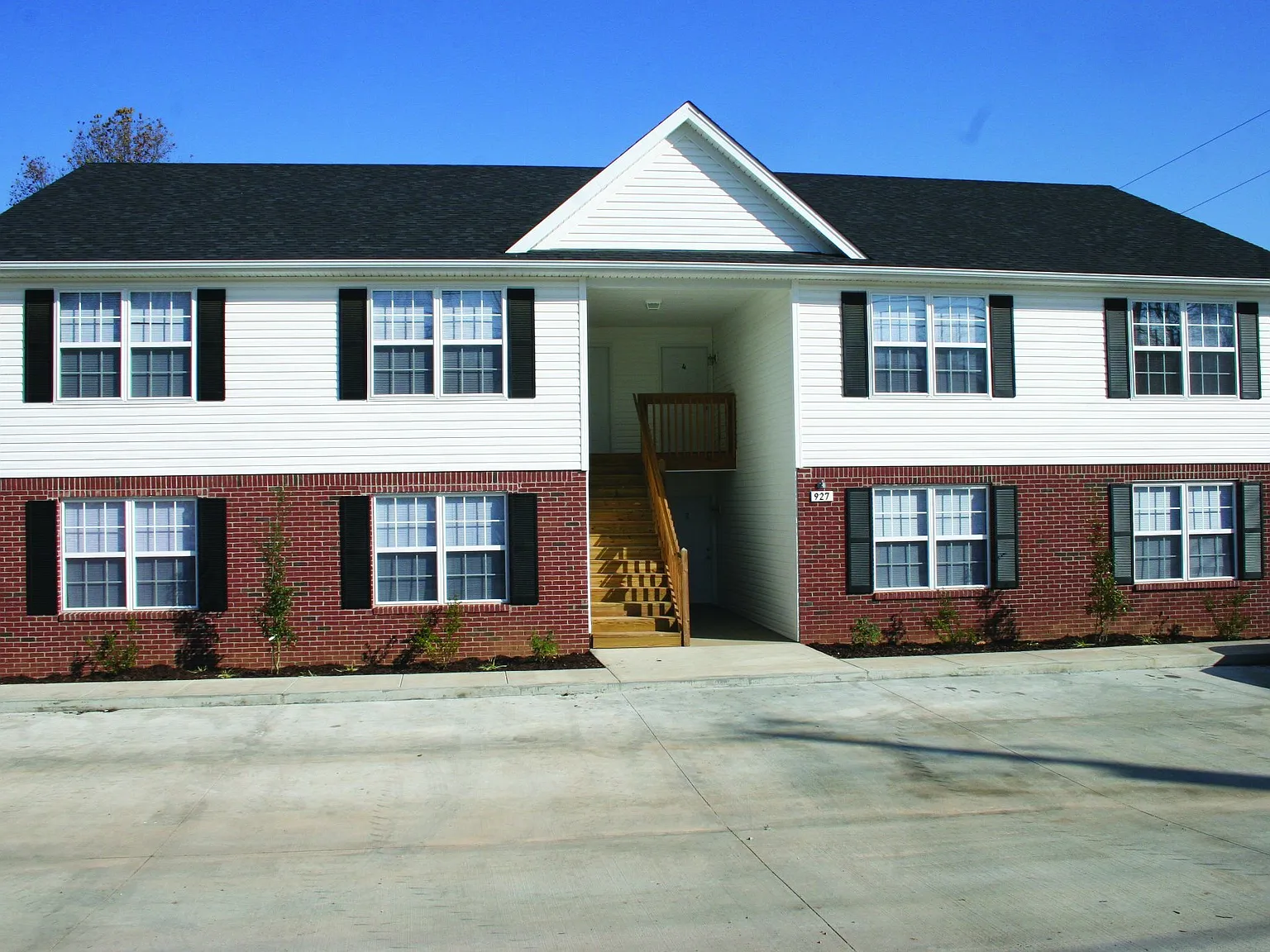 929 Redbud Apartments — Photo 1