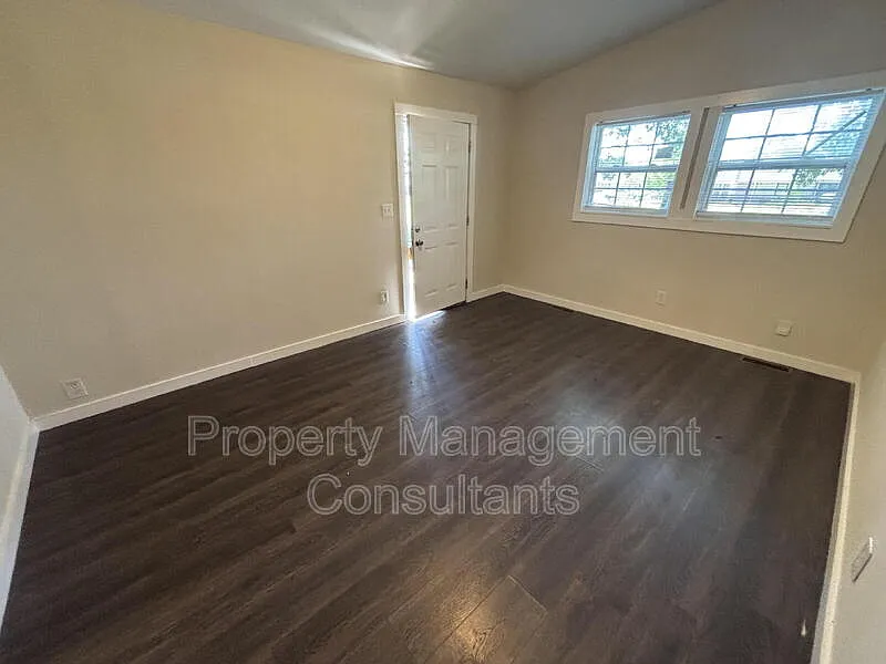 2 bed, 1.0 bath, 1000 sqft, $950 — Photo 2