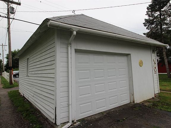 3rd image of 106 W Plum St