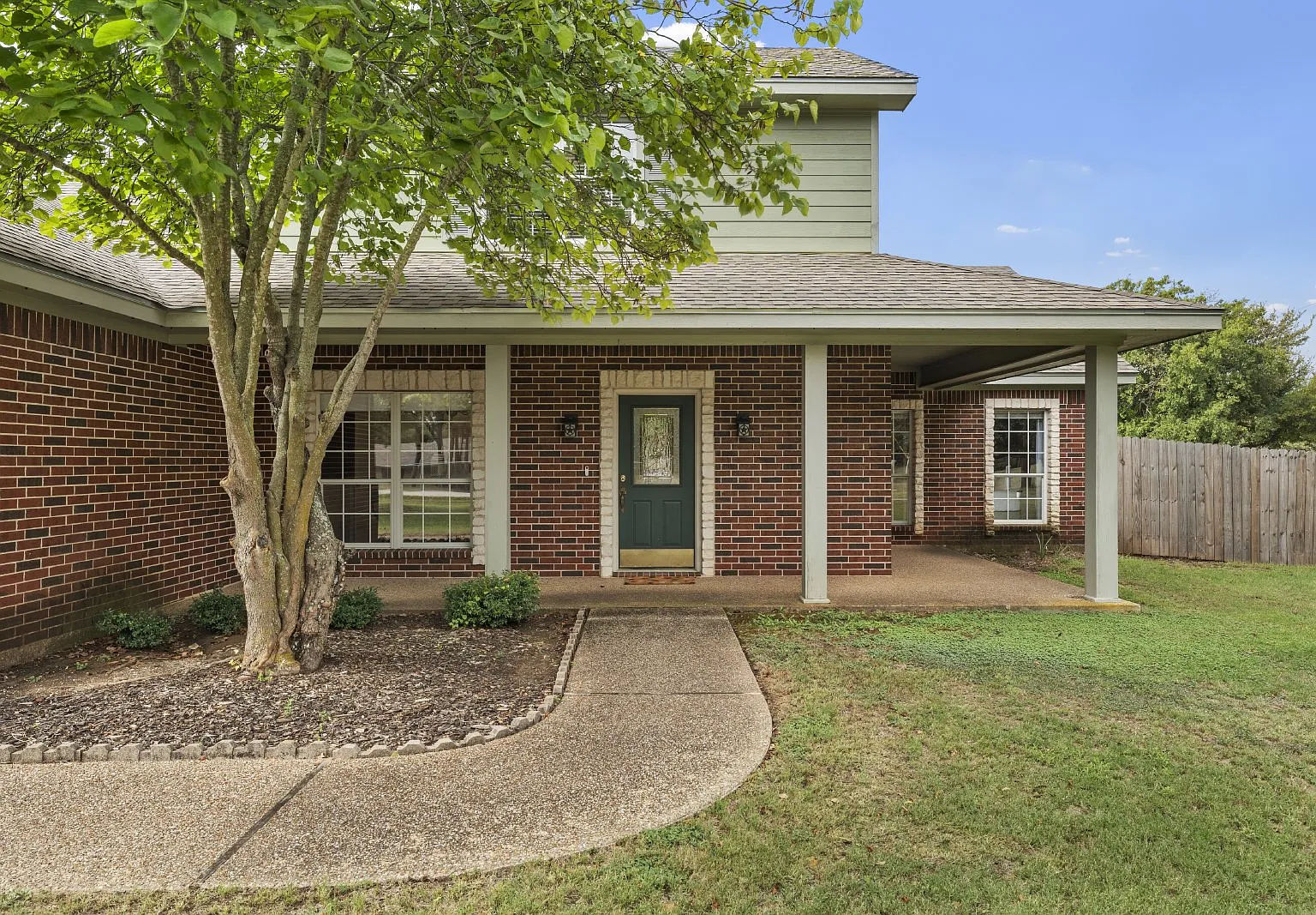 4 bed, 2.5 bath, 2529 sqft, $2,600 — Photo 2