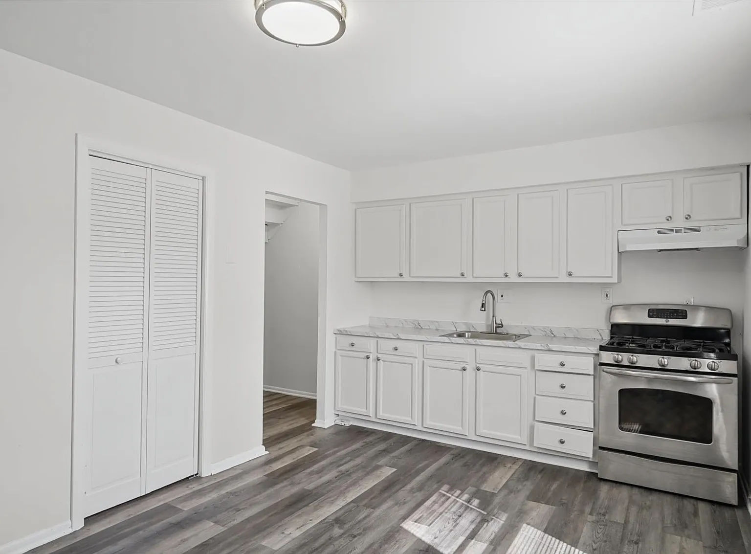 1 bed, 900 sqft, $1,100 — Photo 3