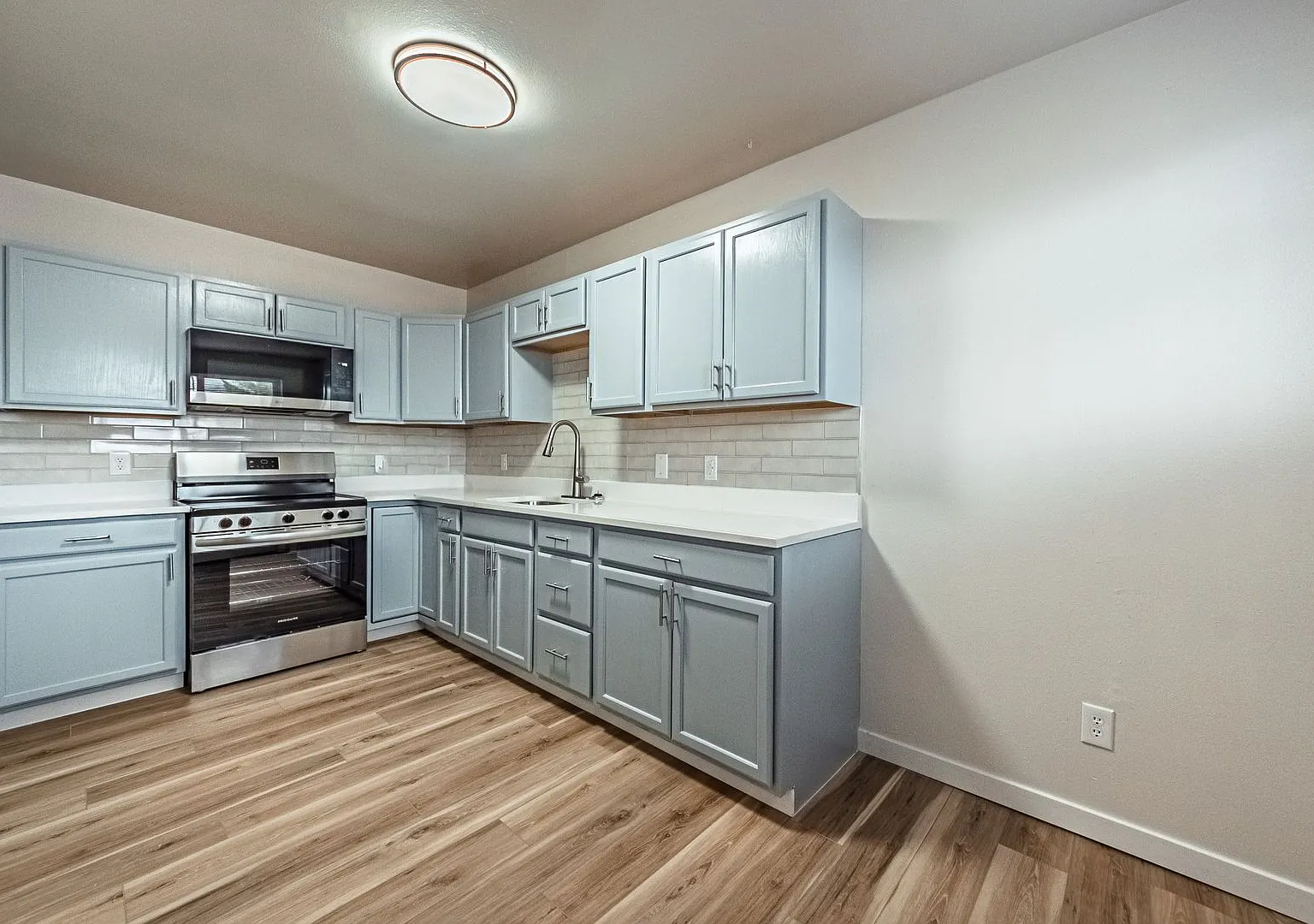 Cozy 1-Bedroom Apartment Available! | Utilities Included | Move-In Special: Get Half Off Your Fir... — Photo 3