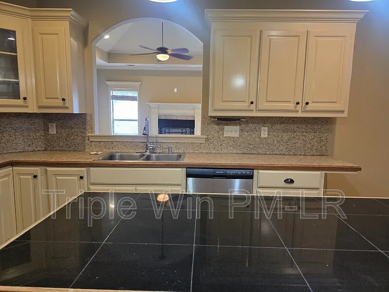 1901 Hidden Creek Dr — Photo 13