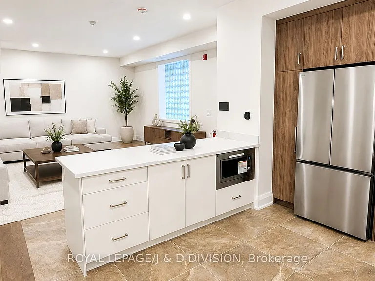 2579 Yonge St #202 — Photo 4