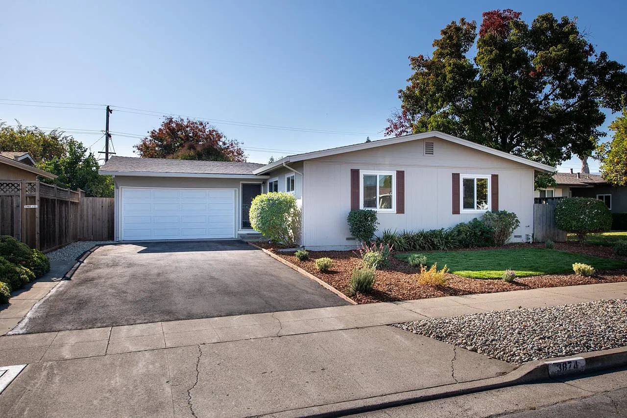 3 bed, 1216 sqft, $4,600 — Photo 1