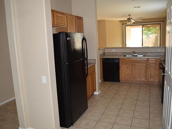 3rd image of 921 S 115th Dr