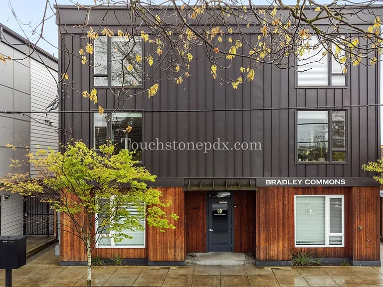 424 NE Jessup St #11 — Photo 5