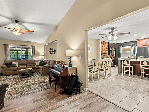 3rd image of 8736 Larwin Ln