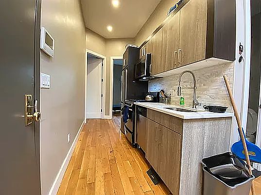 2nd image of 306 Linden St APT 3