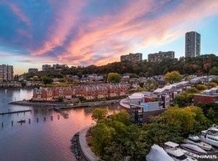 22 Vela Way, Edgewater, NJ 07020