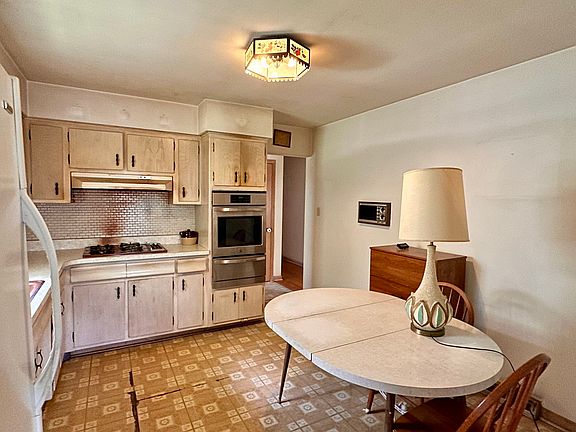 4th image of 1031 W 58th St