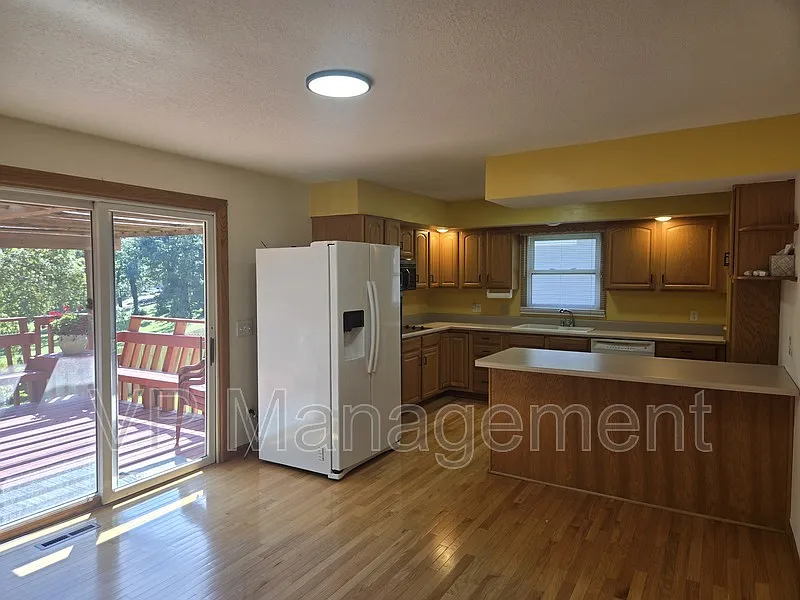 3 bed, 2.0 bath, 1665 sqft, $2,100 — Photo 2