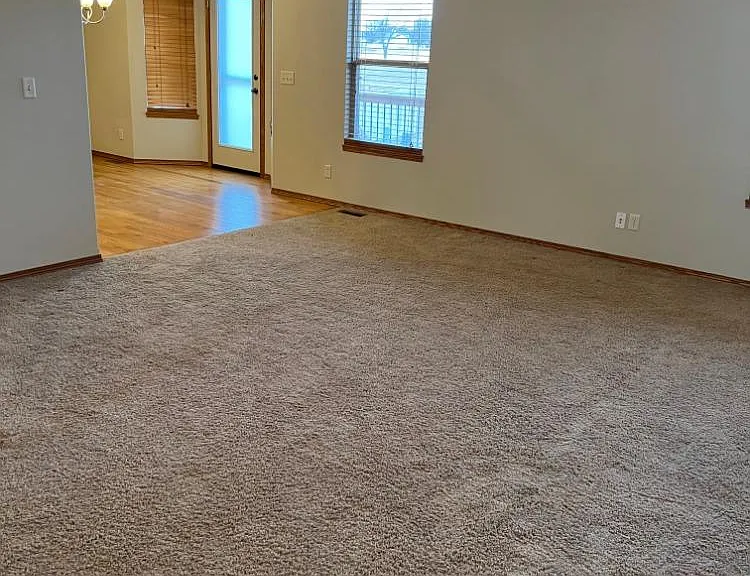 715 S Peckham Ct — Photo 2