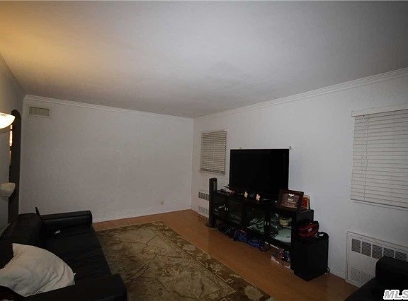 4th image of 5835 Bell Blvd