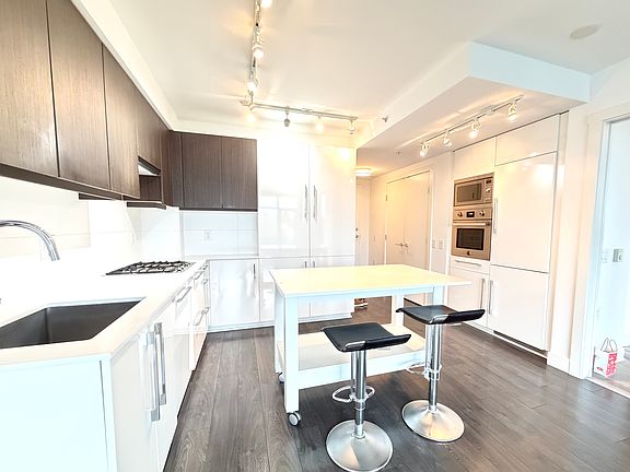 2nd image of 188 Agnes St #1306