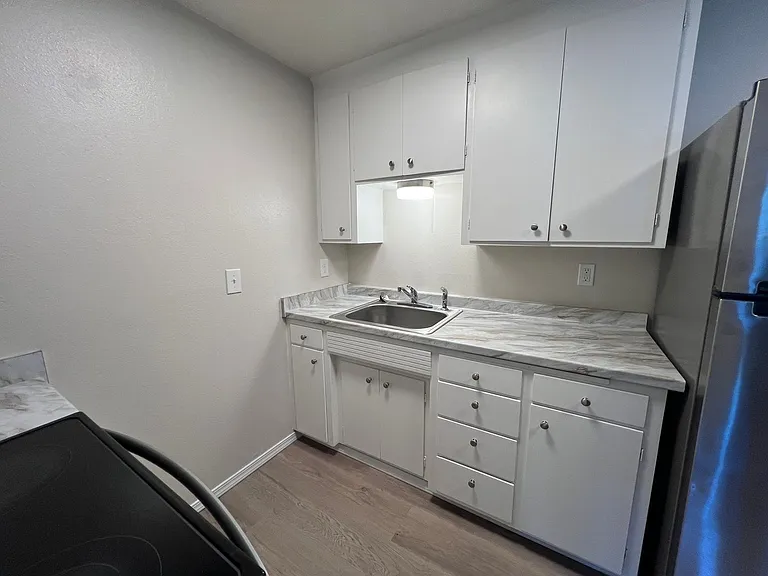 Julee Apartments — Photo 2