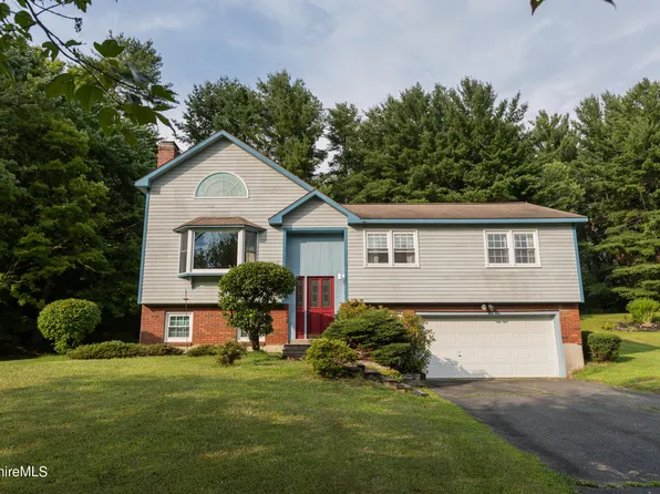 18 Holmeswood Ter, Lenox, MA 01240